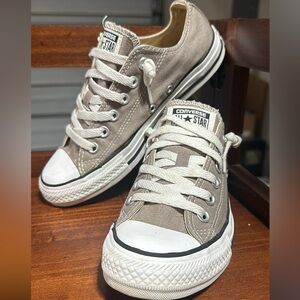 SOLD Grey Converse low tops W6.5/M4.5